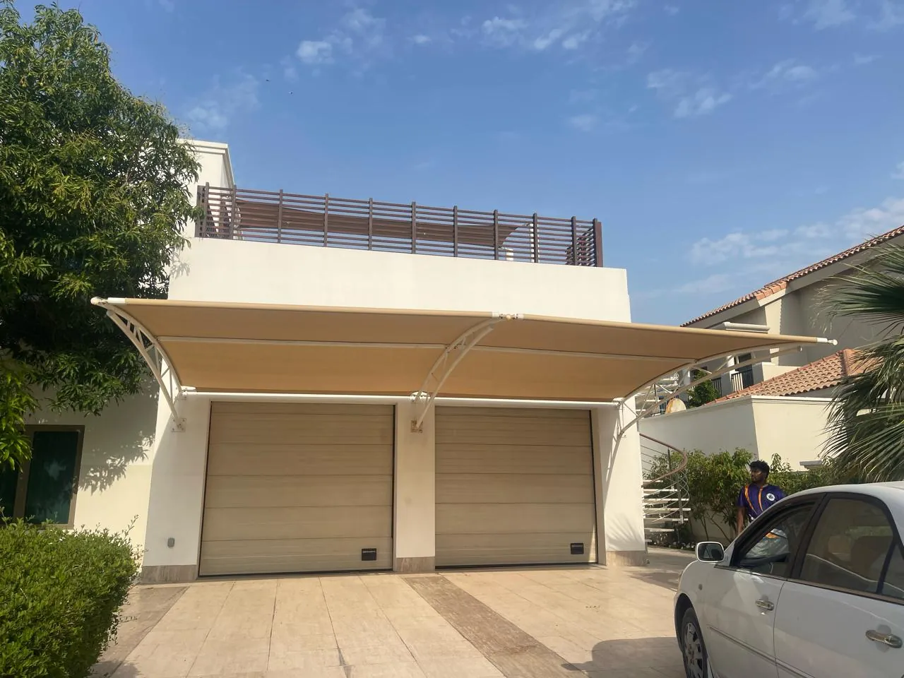 Cantilever shade over a villa double garage